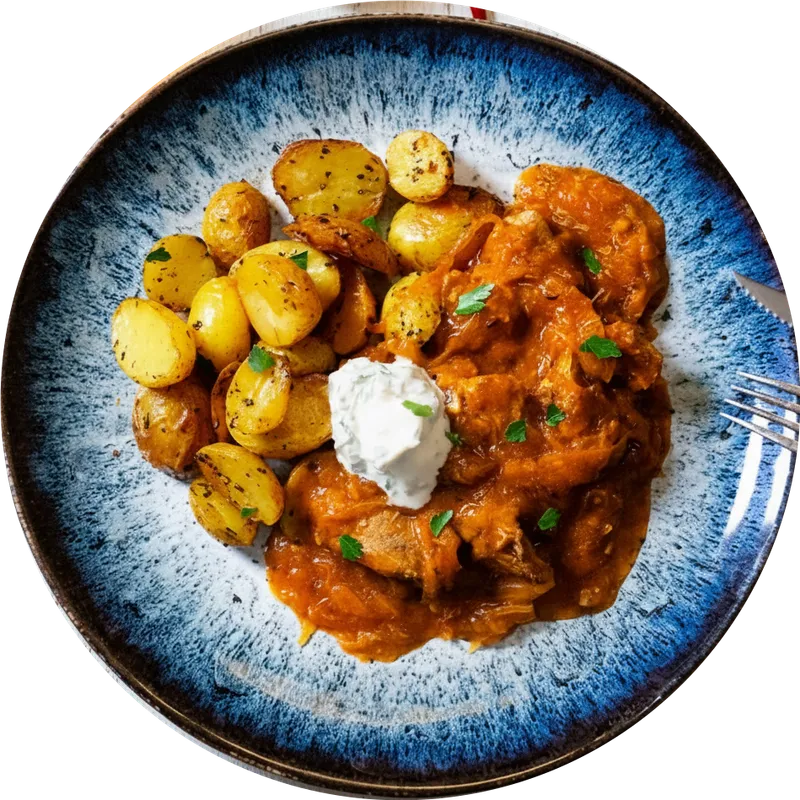 Szegediner Gulasch mit Bratkartoffeln