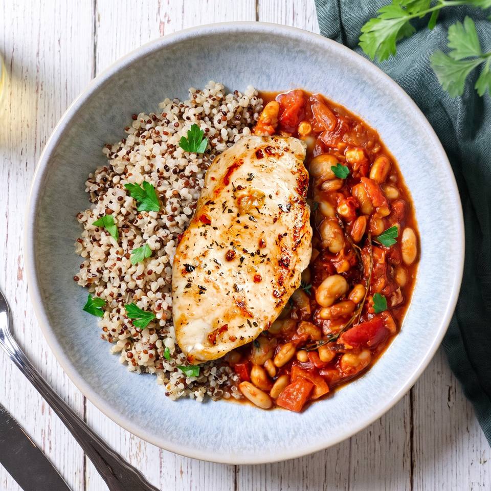 Gebratene Pouletbrust, Tomaten-Bohneneintopf und Quinoa